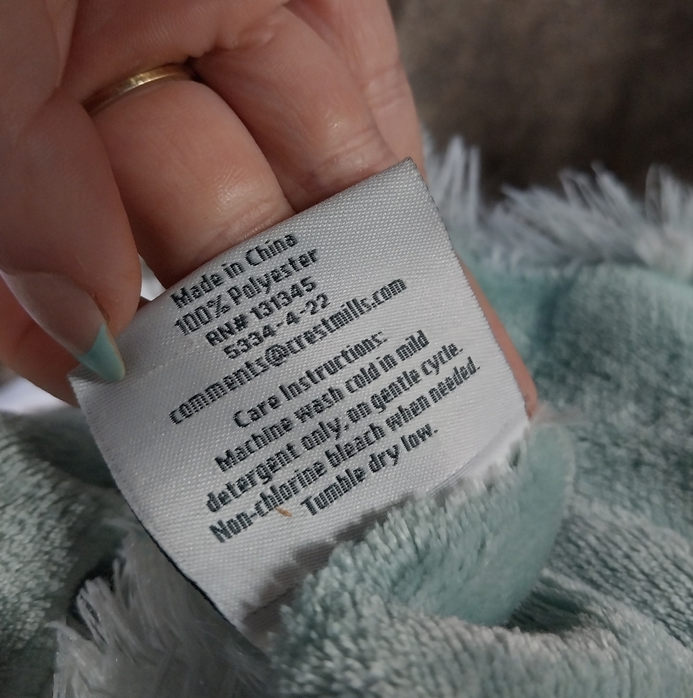 Limited Edition Fluffy Blanket - Picture 2 of 3